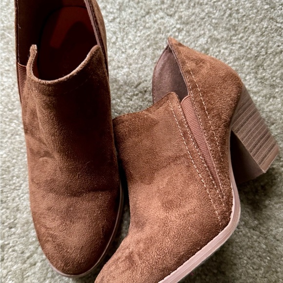 City Classified booties.  Size 6 Brown - Picture 3 of 7